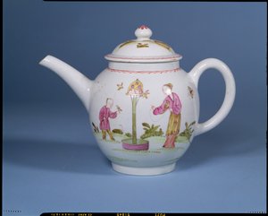 Teekannu ja kansi, jossa kyyhkyslakka ja kaksi chinoiserie-figuuria, luultavasti 1770-75 (posliini)